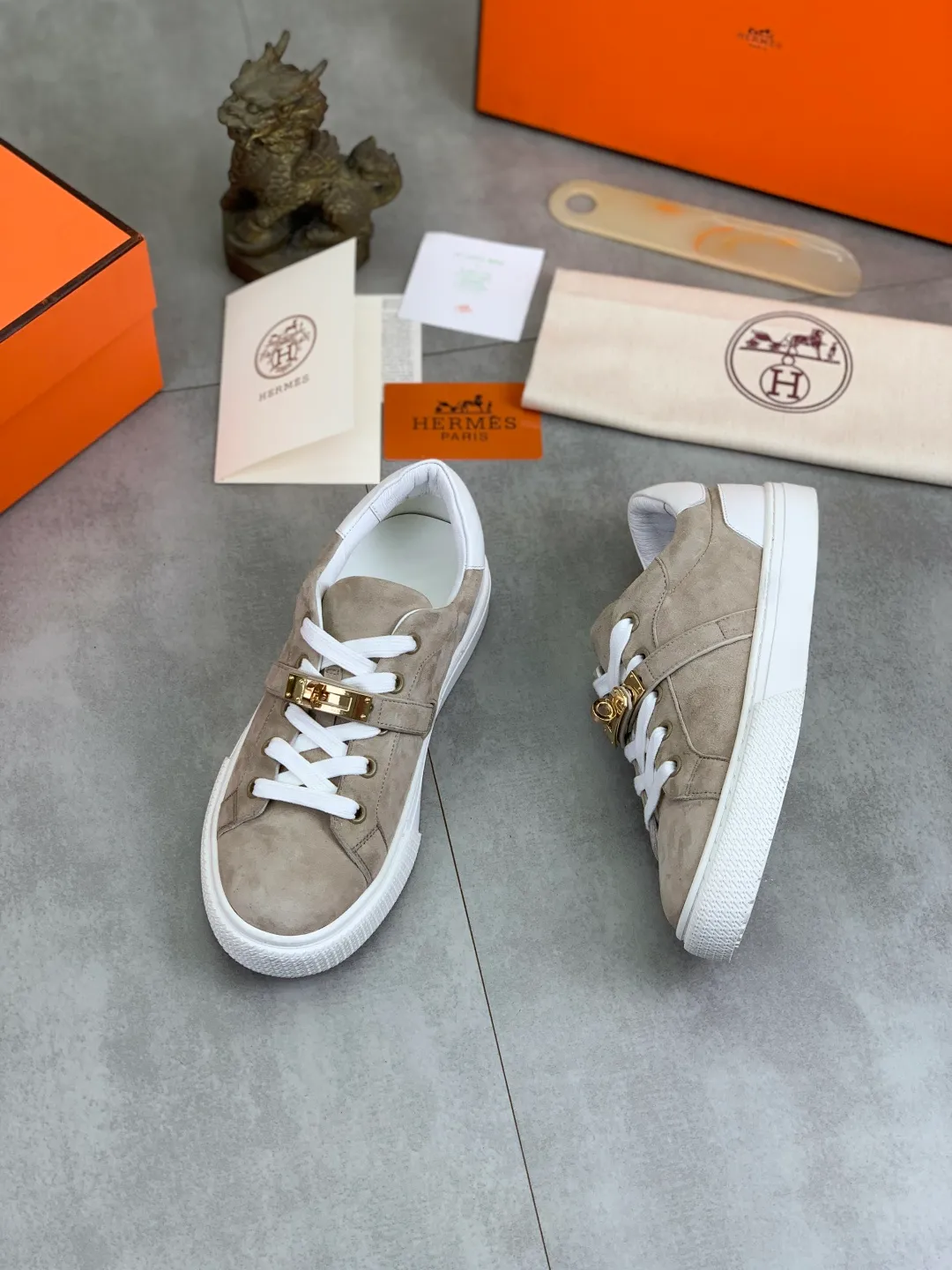 Men's men's shoes 💰P640 New Hermes top version Hermès classic couple style #𝐊𝐞𝐥𝐥𝐲 buckle casual white shoes skateboard shoes that will not conflict with shoes at all. Full of unknowns, Hermès rarely produces flat casual shoes and they are paired with classic palladium-plated Kelly shoe buckles! You'll fall in love with it at first sight. It's super versatile and can be worn with any skirt or pants. 🉑️Close your eyes and wear it. It's super noble. Fabric: Specific cowhide/canvas material. Lining: Sheepskin lining. Outsole: Original molded TPU outsole. Size: 35-45.